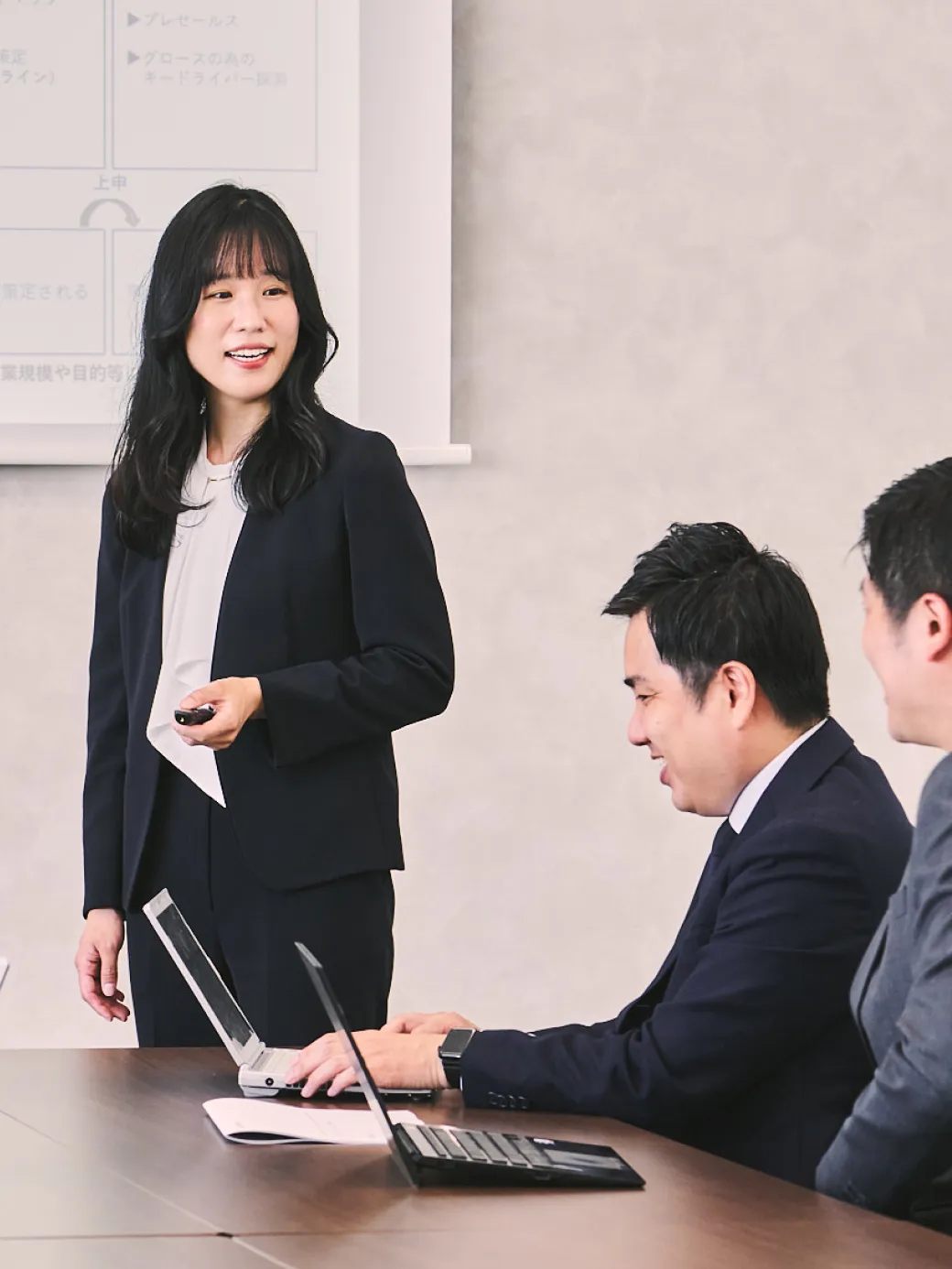 議論する社員