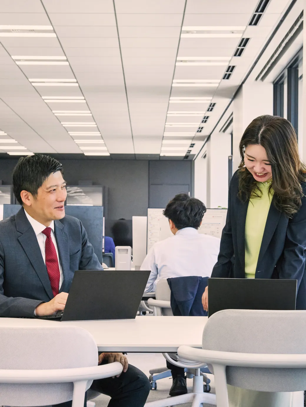 オフィスで談笑する社員