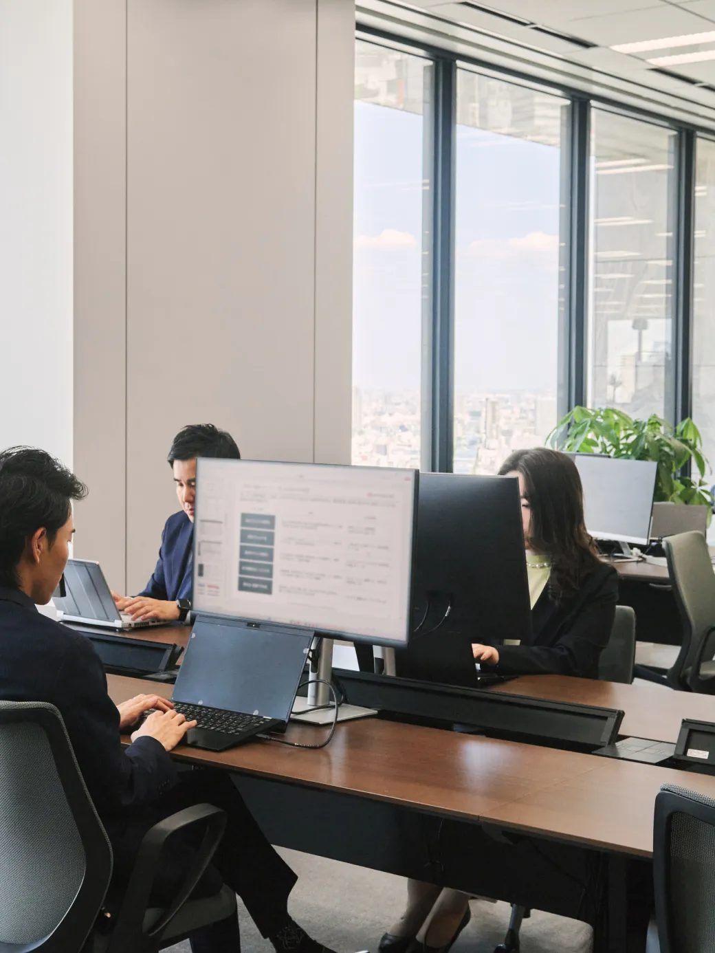 オフィスで打ち合わせをする社員